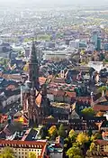 Stadtansicht von Freiburg im Breisgau, im Vordergrund das Münster, eine große Kirche.