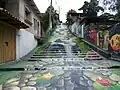 Eine angemalte Treppe in der Stadt Cantarranas