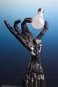Eine Roboterhand hält vorsichtig eine Glühbirne.