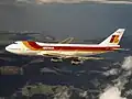 Eine Art Doppeldecker ist auch dieses Flugzeug von Boeing: Es hat zum Teil ein zweites Deck, eine zweite Etage.