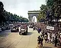In Paris im Juni 1944: Die Menschen freuen sich, weil die deutschen Truppen vertrieben worden sind.