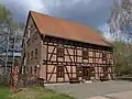 In Roßlau steht diese alte Ölmühle. Heute ist es ein geschütztes Baudenkmal.