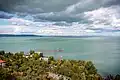 Am Balaton oder Plattensee im Sommer. Der See ist an vielen Stellen nicht sehr tief.