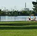 Die BASF-Fabrik und ein Badeweiher