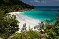 Die Seychellen sind bekannt für ihre schönen Strände. Das zieht viele Touristen an.