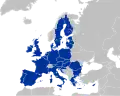 Heute gehört aus jedem dieser 28 Staaten ein Politiker oder eine Politikerin zur Europäischen Kommission.