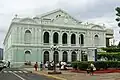 Nahe dem Vulkan befindet sich eine Stadt mit demselben Namen. Hier sieht man das städtische Theater.