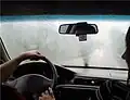 Ein Regen in Strömen behindert die Sicht des Autofahrers.