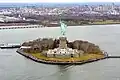Die Statue mit Insel aus der Luft gesehen
