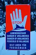 Dieses Schild in Österreich warnt Wintersportler vor der Gefahr von Lawinen.