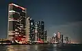 Die Stadt Miami mit ihren vielen Hochhäusern, abends von der See aus