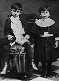 Pablos Picasso, links, im Jahr 1889 mit seiner Schwester Lola