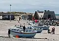 Schiffe und Aussichtsplattform bei Nørre Vorupør, einem Strand an der Nordseeküste