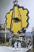Das Weltraumteleskop James Webb. Die Sechsecke sind ganz dünn mit Gold überzogen.