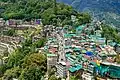Die Stadt Gangtok hoch oben im gebirgigen Nepal