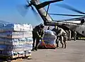 Nach dem Erdbeben: Amerikanische Soldaten bringen Flaschen mit sauberem Wasser.