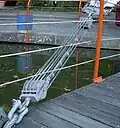 Dieser Flaschenzug hält die Stahlseile eines großen Zeltdaches.