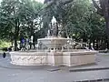 Der Froschbrunnen wurde im Zweiten Weltkrieg zerstört und dann wieder aufgebaut.