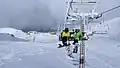 In einem Sessel dieser Seilbahn können mehrere Leute mitfahren.