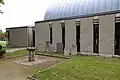 Diese Trauerhalle gehört der Jüdischen Gemeinde Düsseldorf. Die sechs Grabsteine sind über 200 Jahre alt.