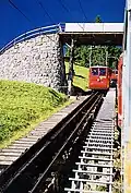 Eine Zahnradbahn kann besonders steile Hänge hochfahren.