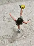 Ein Kind in der Türkei beim Üben mit dem Ball
