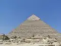 Die Chephren-Pyramide. Bei der Spitze sieht man, wie sie früher von außen ausgesehen hat.