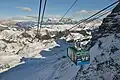 Moderne Seilbahnen bringen die Menschen in die Skigebiete, wie hier in Italien.