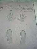 Der Regisseur Steven Spielberg ist ein großer Star. Er hat seine Abdrücke in Hollywood genau wie auch Schauspieler.