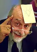 Arthur Fry hatte eine zündende Idee: Er hat den Klebstoff für diese kleinen gelben Zettel erfunden.