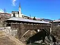 Eine alte Holzbrücke in Ort Scuol im Unterengadin