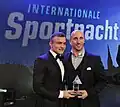Shaqiri beim Erhalt einer Auszeichnung an der Internationalen Sportnacht in Davos