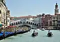 Die Stadt Venedig lockt viele Touristen an.