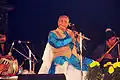 Hier spielen zwei Männer die Bansuri bei einem Musikfest im Osten von Indien.