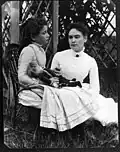 Helen Keller als Mädchen mit ihrer Lehrerin Anne Sullivan