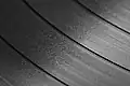 Die größeren Rillen sind die Abstände zwischen zwei Liedern.