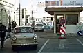 Ein Übergang an der Mauer, der Checkpoint Charlie: einige Tage nach der Öffnung der Grenze.
