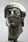 Der Kopf einer Statue aus Bronze von Konstantin, aus der damaligen Zeit