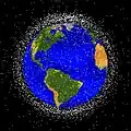 Mittlerweile umkreisen so viele Satelliten und Trümmerteile die Erde, dass die Gefahr von Zusammenstößen wächst.