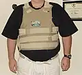 Solche kugelsicheren Westen tragen manchmal Polizisten und Soldaten unter ihrer Uniform.