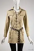 Das Safari-Thema ist auch in der Mode beliebt, wie diese Safari-Jacke. Man trägt sie also nicht unbedingt auf einer Safari.