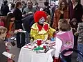 Dieser Clown in New York schminkt Kinder auf einer Feier.