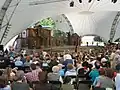 Bühne und Zuschauer bei den Märchenfestspielen in der Stadt Hanau