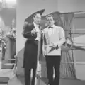 Der Orchester-Dirigent und der Sänger des italienischen Liedes „Volare“ im Jahr 1958.