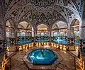 Ein Sultan im Iran hat einst ein sehr großes und schönes Badehaus bauen lassen.