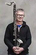 Ein Musiker und Klarinettenbauer mit einem Instrument