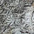 Foto von einem Satelliten: die Mauer als dünne schwarze Linie. Sie geht von unten links nach rechts oben.