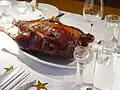 Viele Leute essen zu Weihnachten immer das gleiche Gericht. In Deutschland ist das oft die Gans.