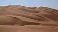 Diese Dünenlandschaft liegt in einer Wüste in den Vereinigten Arabischen Emiraten.