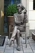 Diese Skulptur zeigt Andy Warhol und steht in der slowakischen Stadt Bratislava.